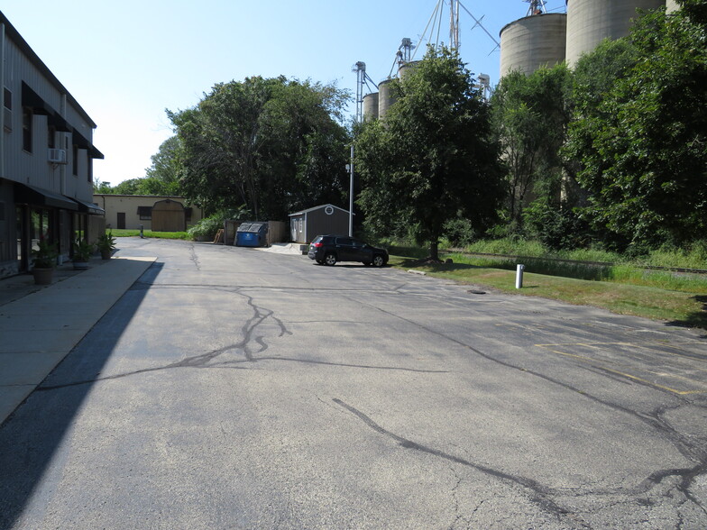 More Photos Of 113-137 W Wapella St, Minooka General Retail For Lease