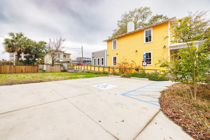 More Photos Of 9 W 43rd St, Savannah Office For Lease