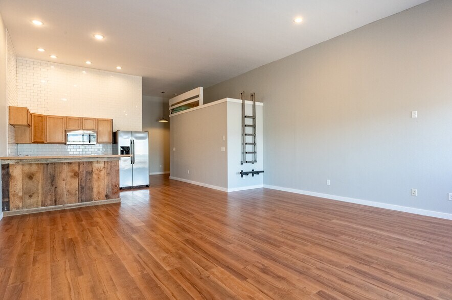 More Photos Of 211 Jetway Dr, Belgrade Flex For Sale