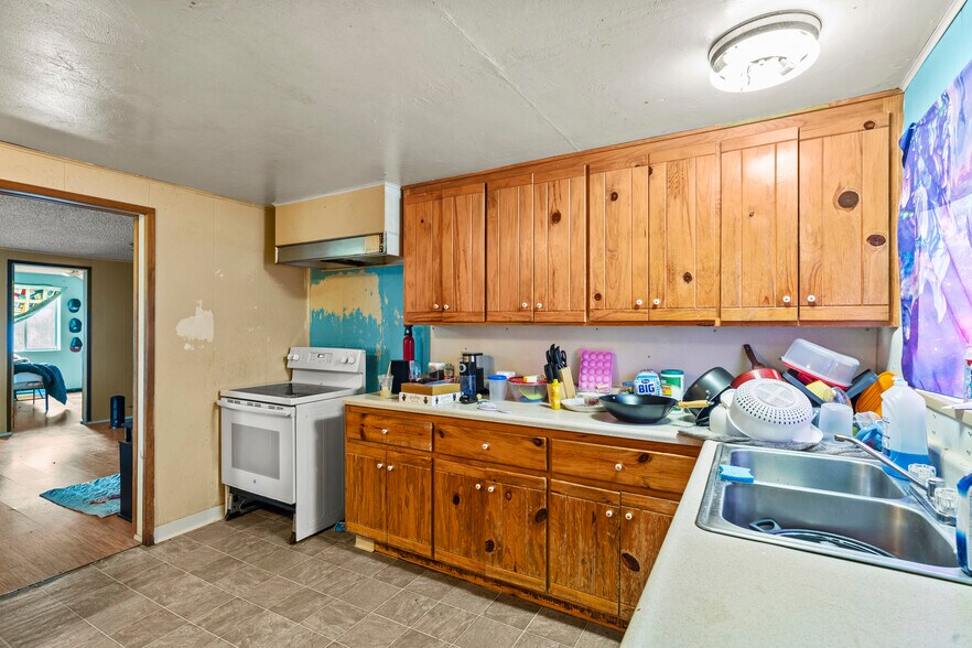 More Photos Of 120 S Hussey Ave, Cave Junction Specialty For Sale