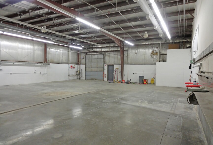 More Photos Of 22011-22043 Industrial Blvd, Rogers Light Manufacturing For Lease