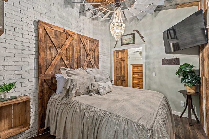 More Photos Of 120 S 3rd St, Victor Restaurant For Sale