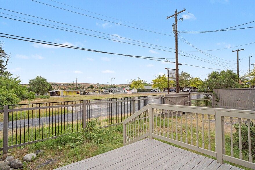 More Photos Of 330 Main Ave E, Soap Lake Freestanding For Lease