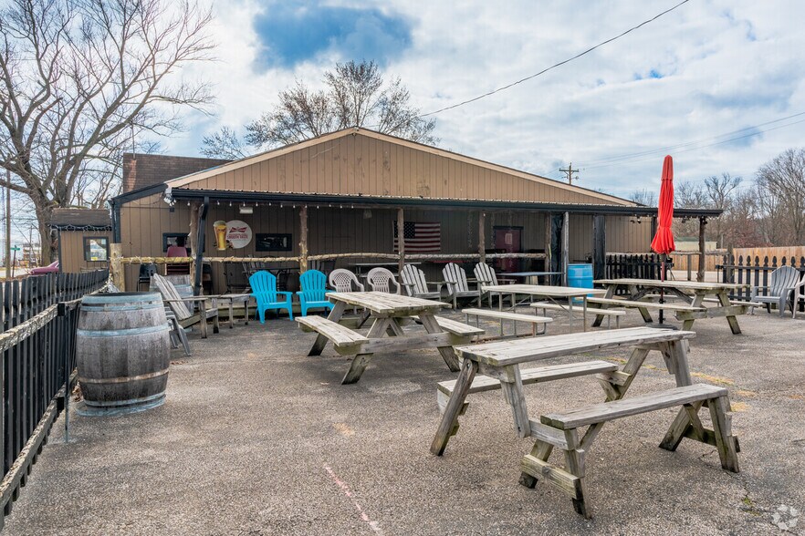 More Photos Of 199 E Hwy 60, Pekin Bar For Sale