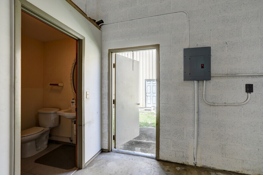 More Photos Of 637 2nd Ln, Vero Beach Flex For Sale