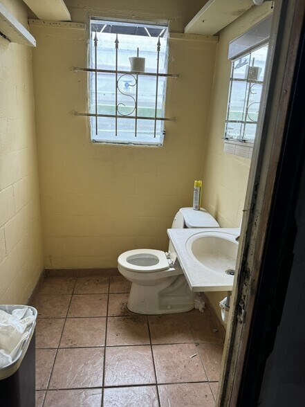 More Photos Of 6640 E Colonial Dr, Orlando Auto Dealership For Sale