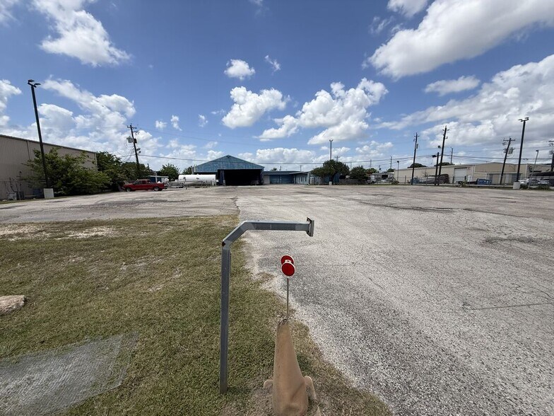 Primary Photo Of 1502 Galveston St, South Houston Service For Lease