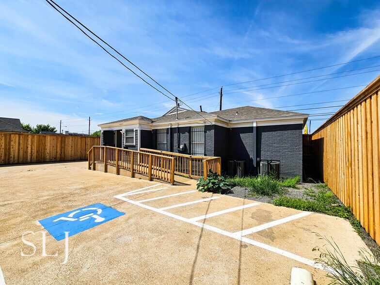 More Photos Of 2928 Inwood Rd, Dallas Medical For Lease