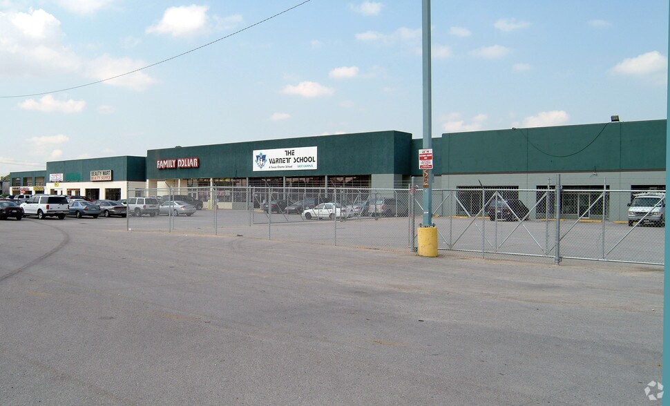 More Photos Of 800 Maxey Rd, Houston Unknown For Lease