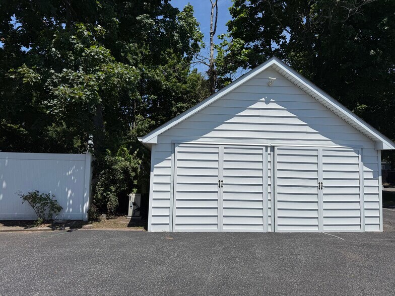 More Photos Of 156 N Ocean Ave, Patchogue Office For Sale