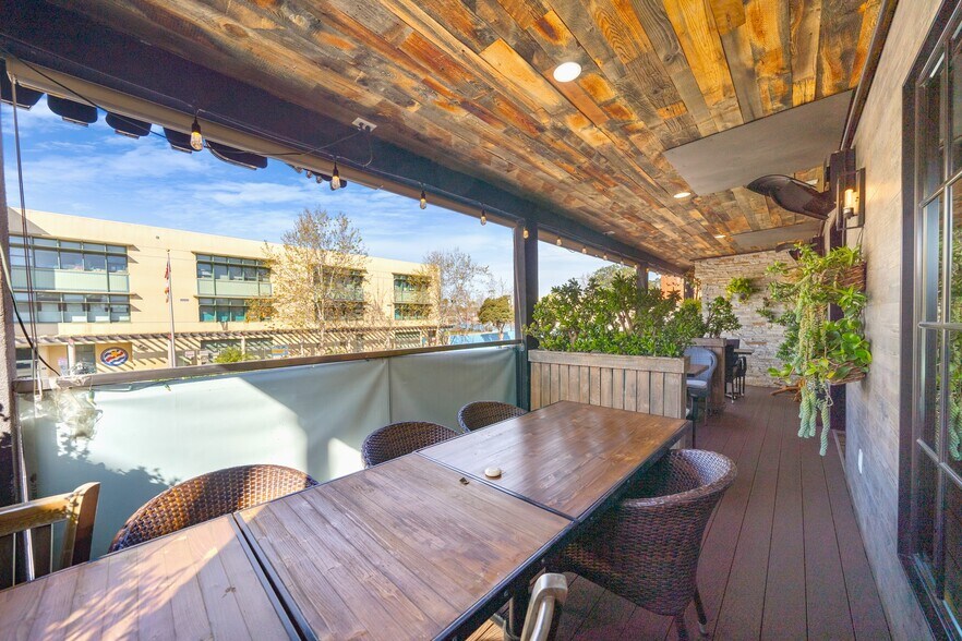 More Photos Of 228 S Oxford Ave, Los Angeles General Retail For Sale