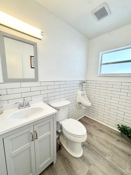 More Photos Of 4795 49th St N, Saint Petersburg Medical For Sale