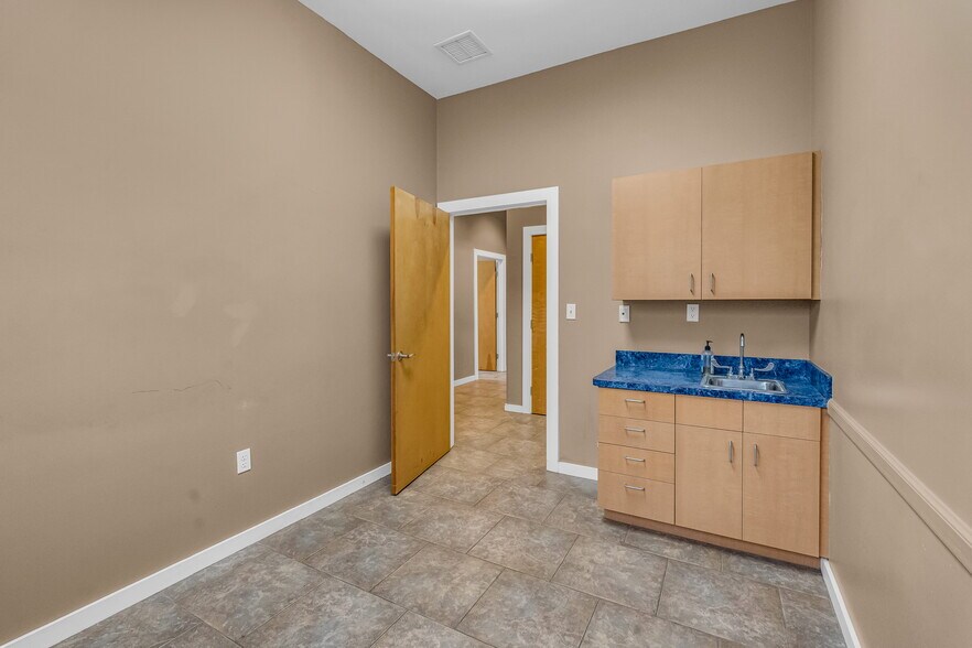 More Photos Of 6531 103rd St, Jacksonville Medical For Lease