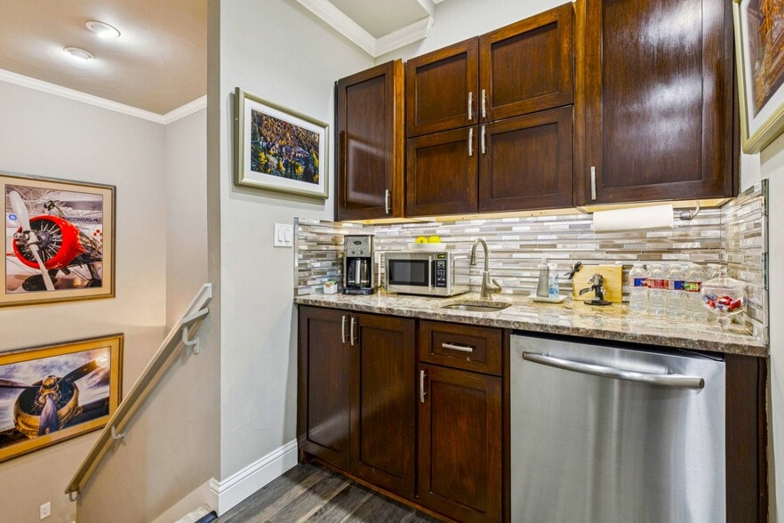 More Photos Of 15809 Addison Rd, Addison Airplane Hangar For Sale