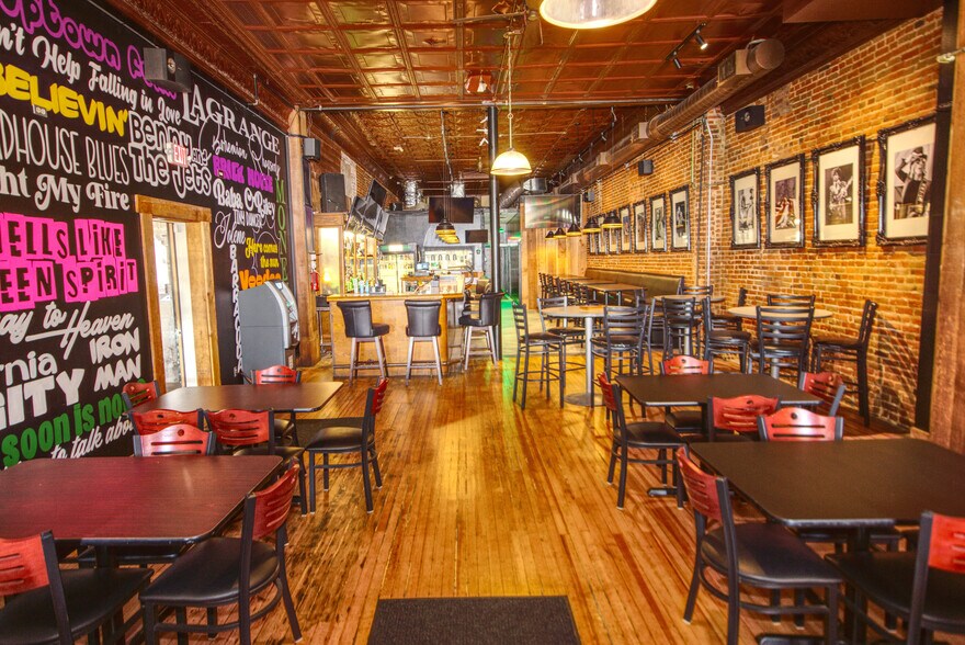 More Photos Of 114 E 5th St, Wahoo Bar For Sale