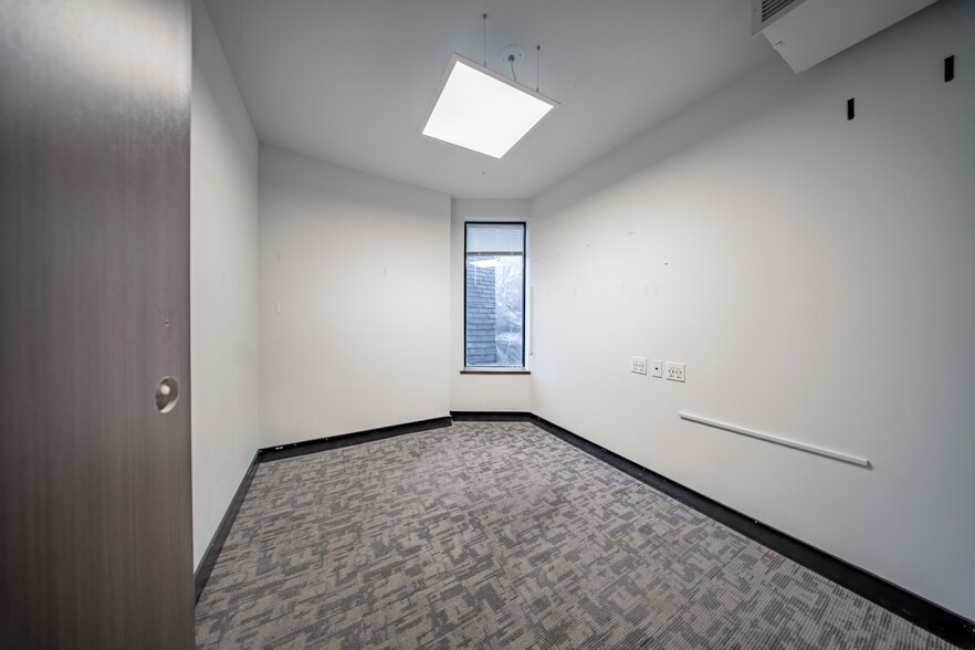More Photos Of 31 Elm St, Toronto Storefront Retail Office For Sale