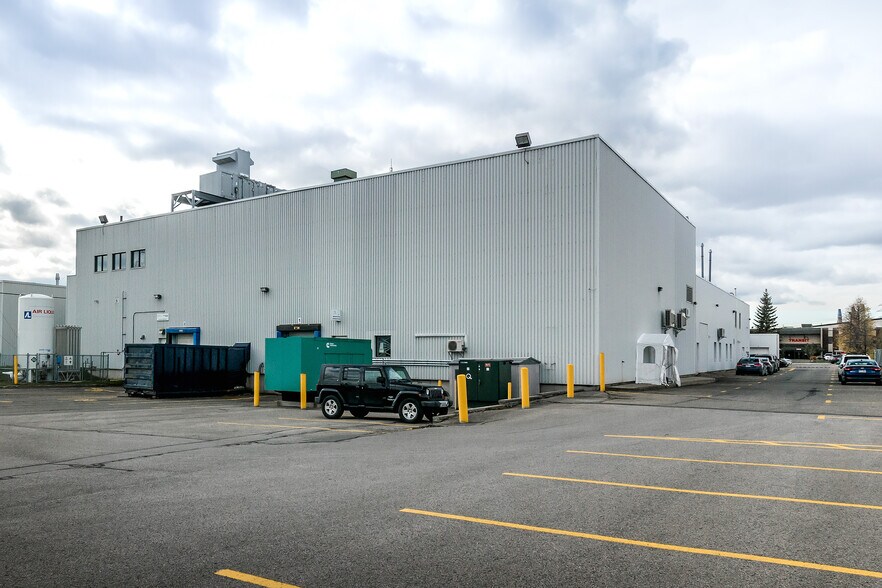 More Photos Of 3885 Boul Industriel, Laval Flex For Lease