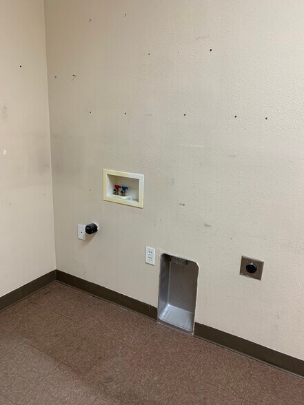More Photos Of 1371 W Warm Springs Rd, Henderson Unknown For Lease