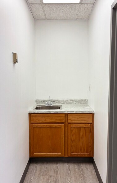 More Photos Of 5001 Crown Manor Pl, Louisville Light Distribution For Lease