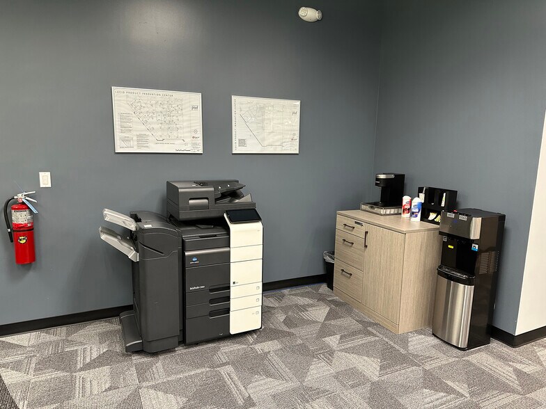 More Photos Of 1125 Remington Rd, Schaumburg Showroom For Lease