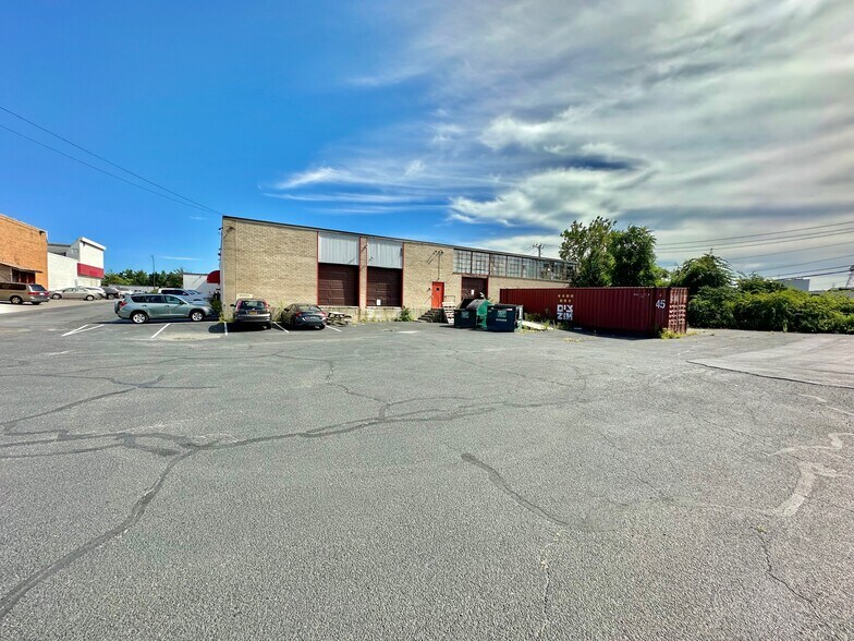 More Photos Of 219 S Service Rd, Plainview Warehouse For Lease