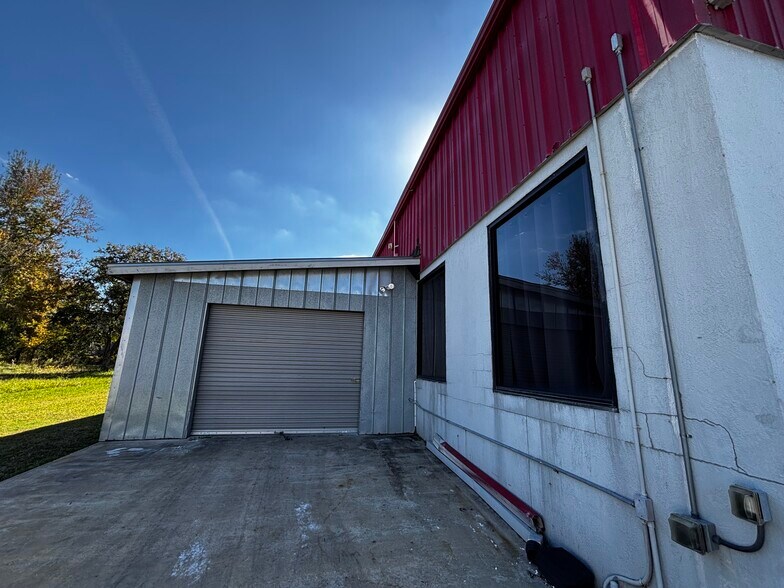 More Photos Of 848 Kensinger Rd, Lakeland Manufacturing For Lease