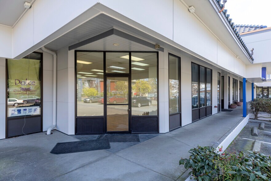More Photos Of 11730 15th Ave NE, Seattle Freestanding For Lease