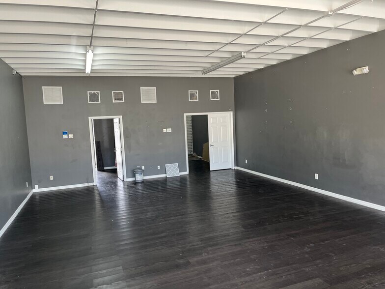 More Photos Of 1828-1832 N Dixie Hwy, Lake Worth Storefront Retail Office For Lease