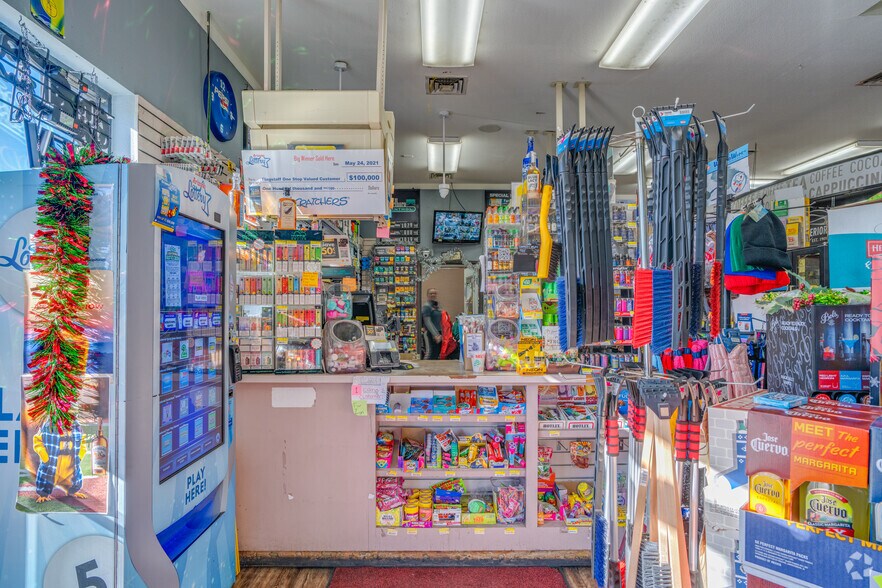 More Photos Of 2325 S Woodlands Village Blvd, Flagstaff Service Station For Sale