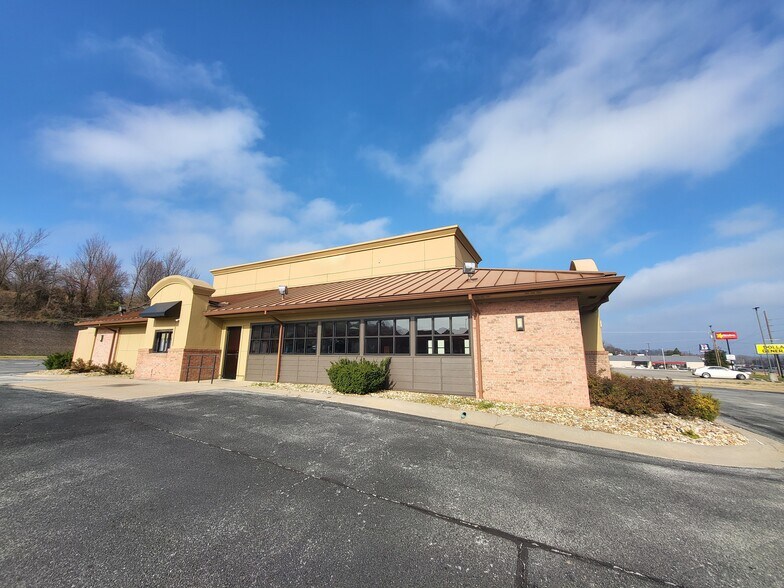 More Photos Of 648 S Neosho Blvd, Neosho Restaurant For Lease