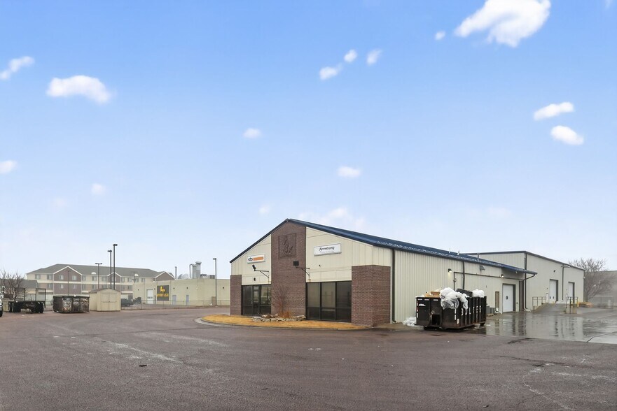 More Photos Of 2605 & 2609 S Carolyn Ave, Sioux Falls Industrial For Lease
