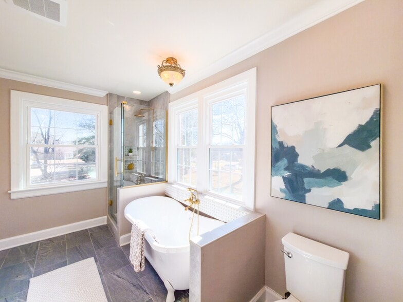 More Photos Of 621 E College St, Pulaski Hotel For Sale