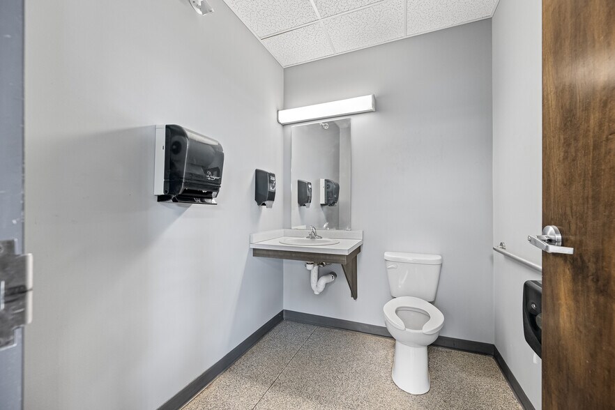 More Photos Of 5267 67 Av, Lloydminster Warehouse For Lease