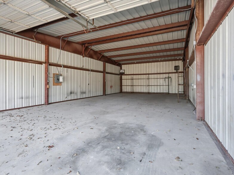 More Photos Of 4208 Benbrook Hwy, Fort Worth Office For Sale