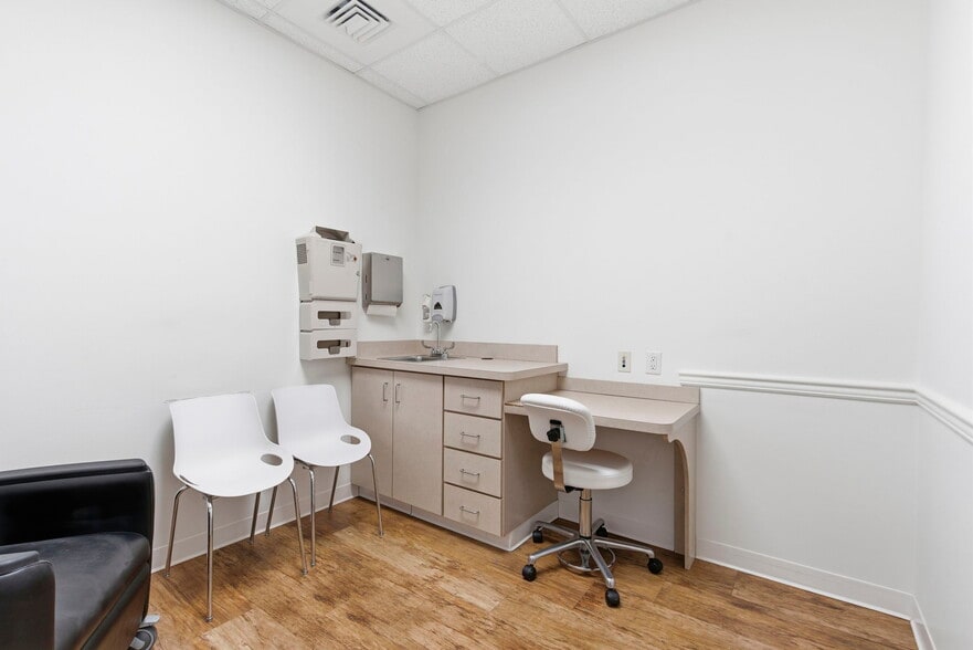 More Photos Of 5540-5550 N Farmer Branch Rd, Ozark General Retail For Lease