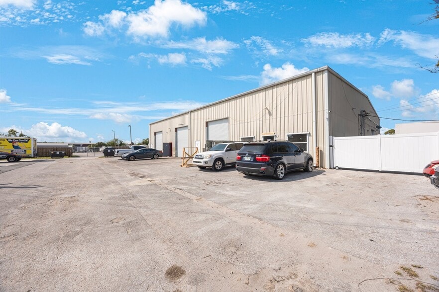 More Photos Of 9161 131st Pl N, Largo Warehouse For Lease