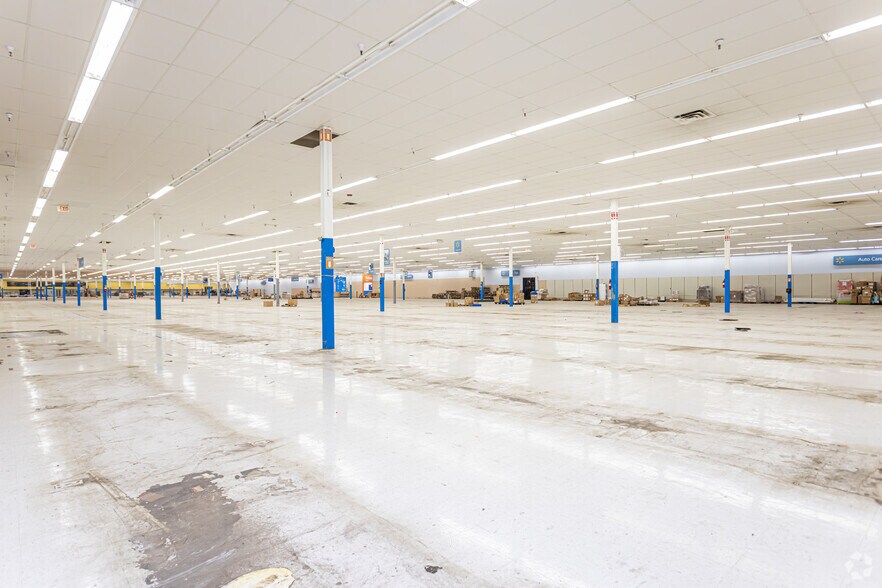 More Photos Of 1229 NW Evangeline Trwy, Lafayette Distribution For Sale