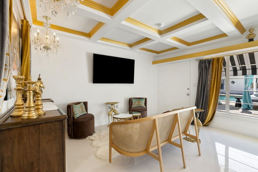 More Photos Of 120 W Vereda Sur, Palm Springs Hotel For Sale