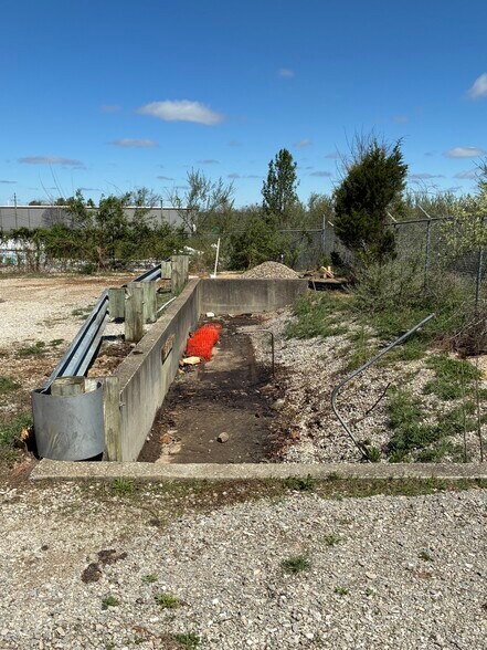 More Photos Of 213 Corporate Dr, Elizabethtown Warehouse For Lease