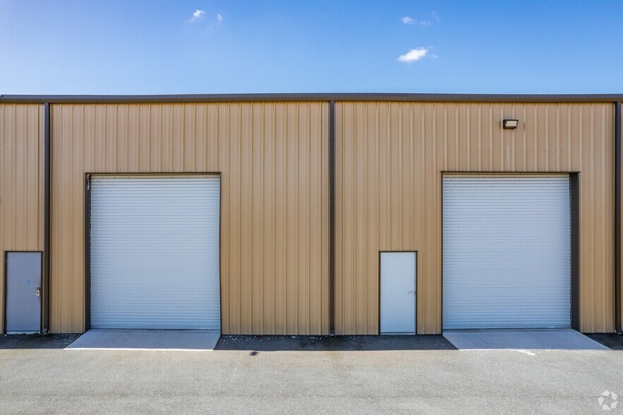 More Photos Of 3875-3885 Correia Dr, Zephyrhills Warehouse For Lease