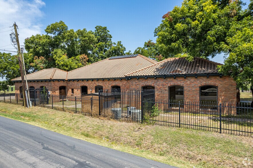 More Photos Of 2323 N Walton Walker Blvd, Dallas Office For Sale