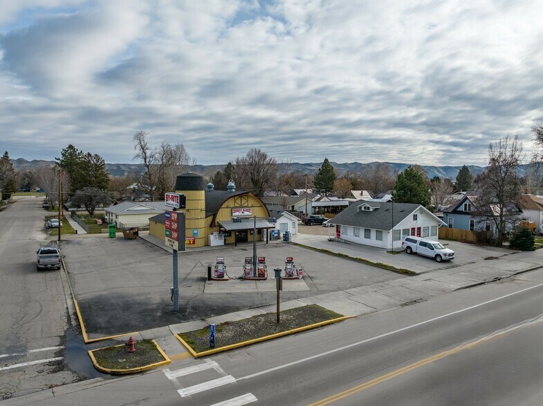 Primary Photo Of 702 S Washington Ave, Emmett Service Station For Sale