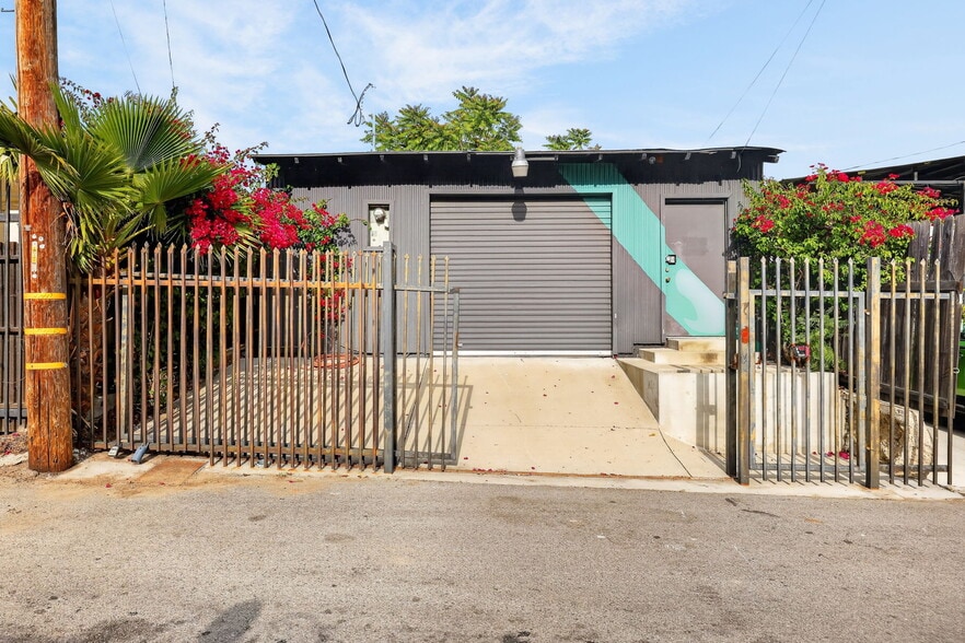 More Photos Of 9939 Commerce Ave, Tujunga Storefront For Sale
