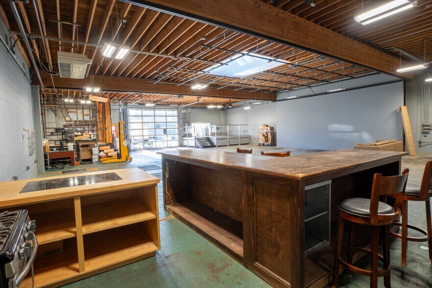 More Photos Of 2319 NE Glisan St, Portland Auto Dealership For Sale