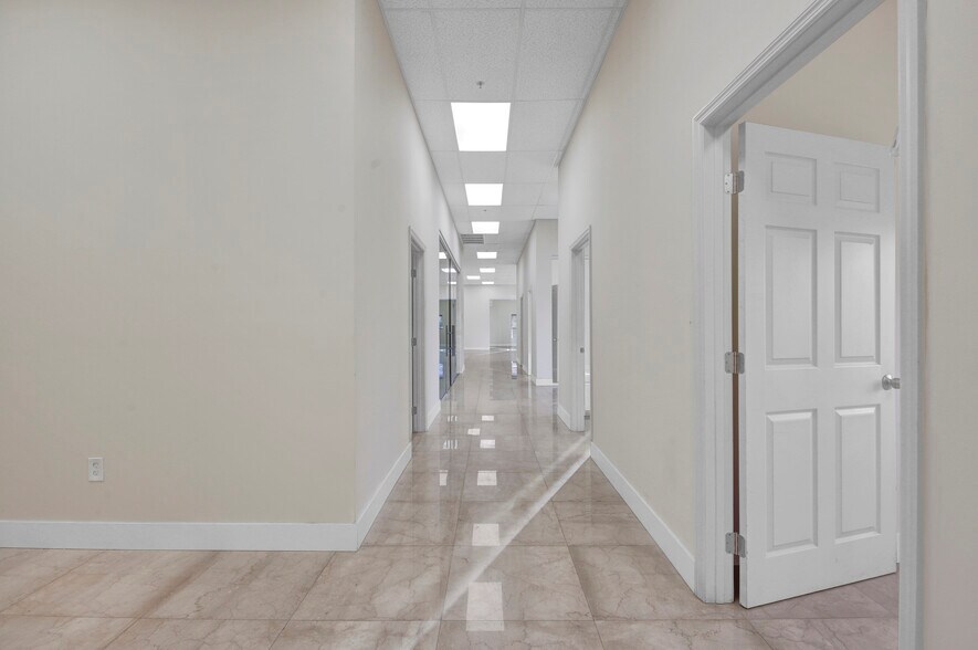 More Photos Of 901 Central Florida Pky, Orlando Warehouse For Lease