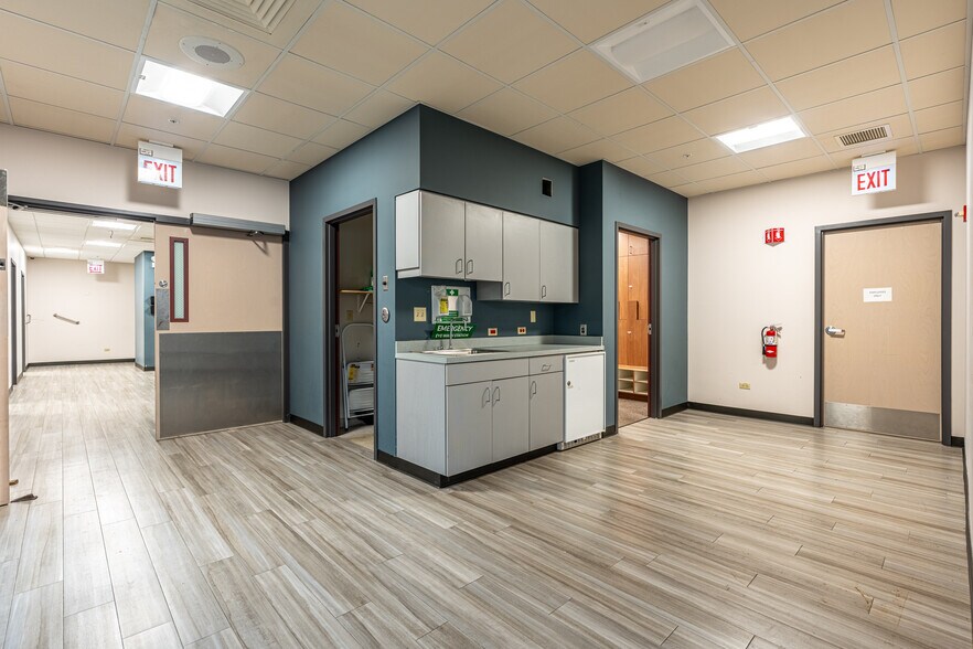 More Photos Of 4650 Southwest Hwy, Oak Lawn Medical For Sale