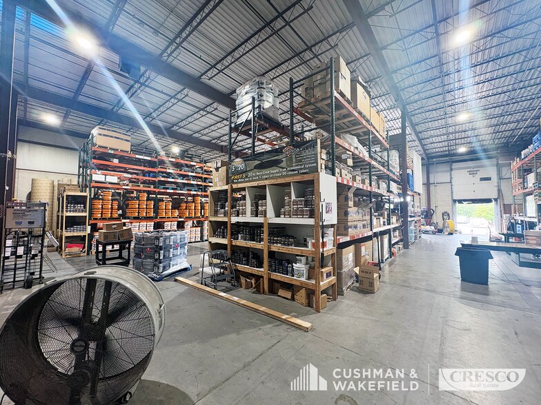 More Photos Of 7941-7951 Granger Rd, Valley View Service For Lease