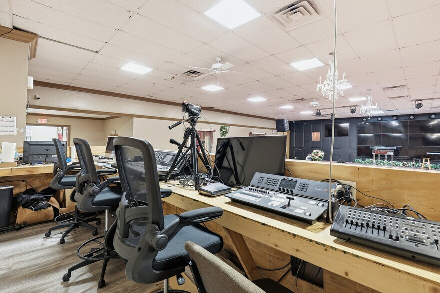 More Photos Of 300 Leonard Blvd, Lehigh Acres Warehouse For Sale