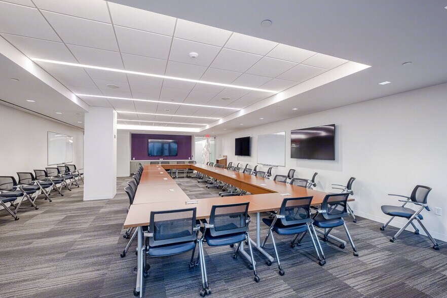 More Photos Of 2550 S Clark St, Arlington Office For Sale