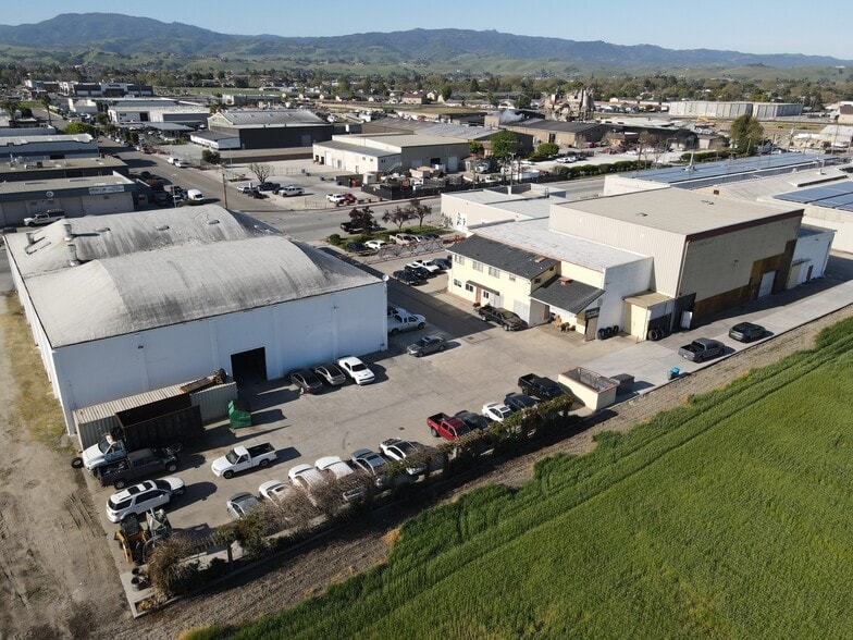 More Photos Of 320 Hillcrest Rd, Hollister Showroom For Lease